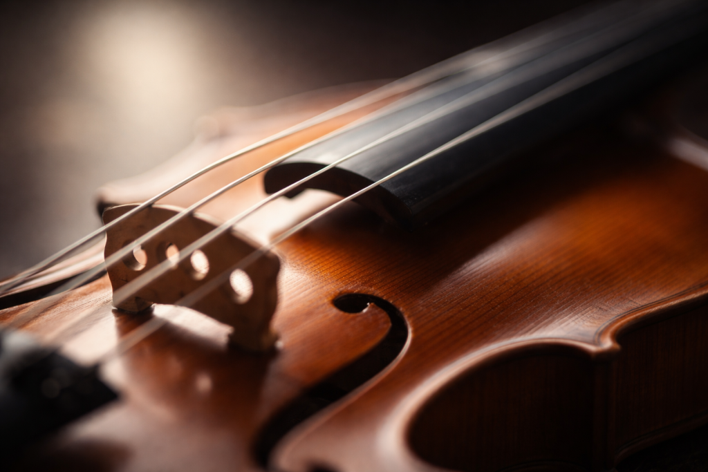 [dark] Neutral, alsidig header: abstrakt nærbillede af instrumentdetaljer (strenge og træ) med sløret baggrund—passer til mange artikler.