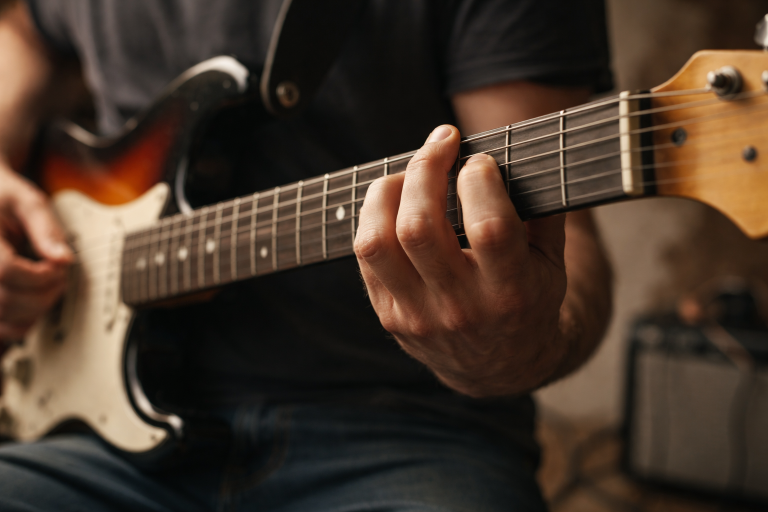 E-akkord: sådan lyder den - og hvorfor den føles rå i rock